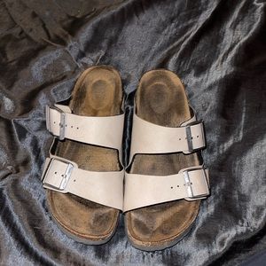 They fit a size 8.5. No actual damage to the shoe only signs of minor wearing.😊